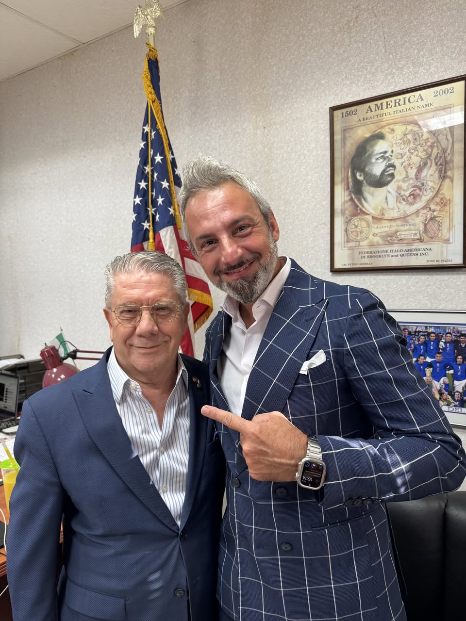 Vito Brusca a New York, durante un incontro con la bandiera americana sullo sfondo