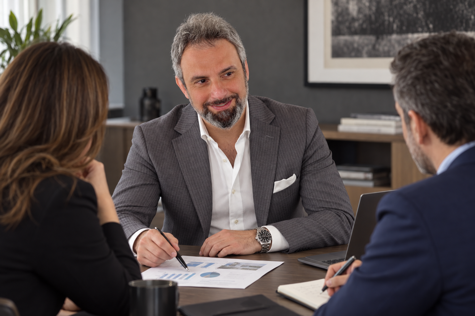 Scena illustrativa generata di Vito Brusca durante una consulenza con due interlocutori